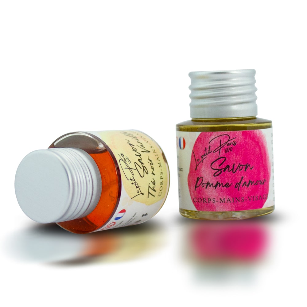 Deux échantillons de savons artisanaux posés, produits par la Savonnerie Petit Paris
