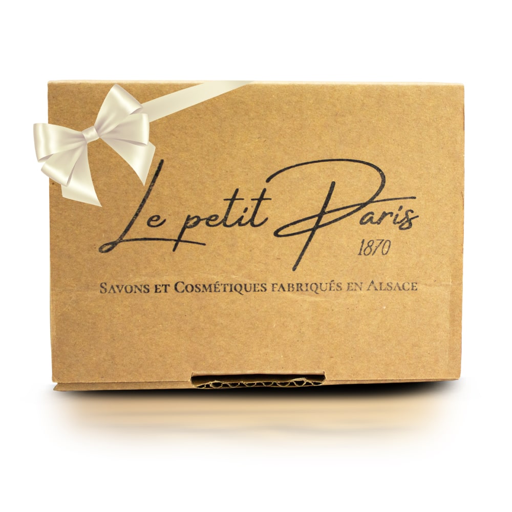 Coffret cadeau artisanal de la Savonnerie Petit Paris, contenant des savons et soins naturels