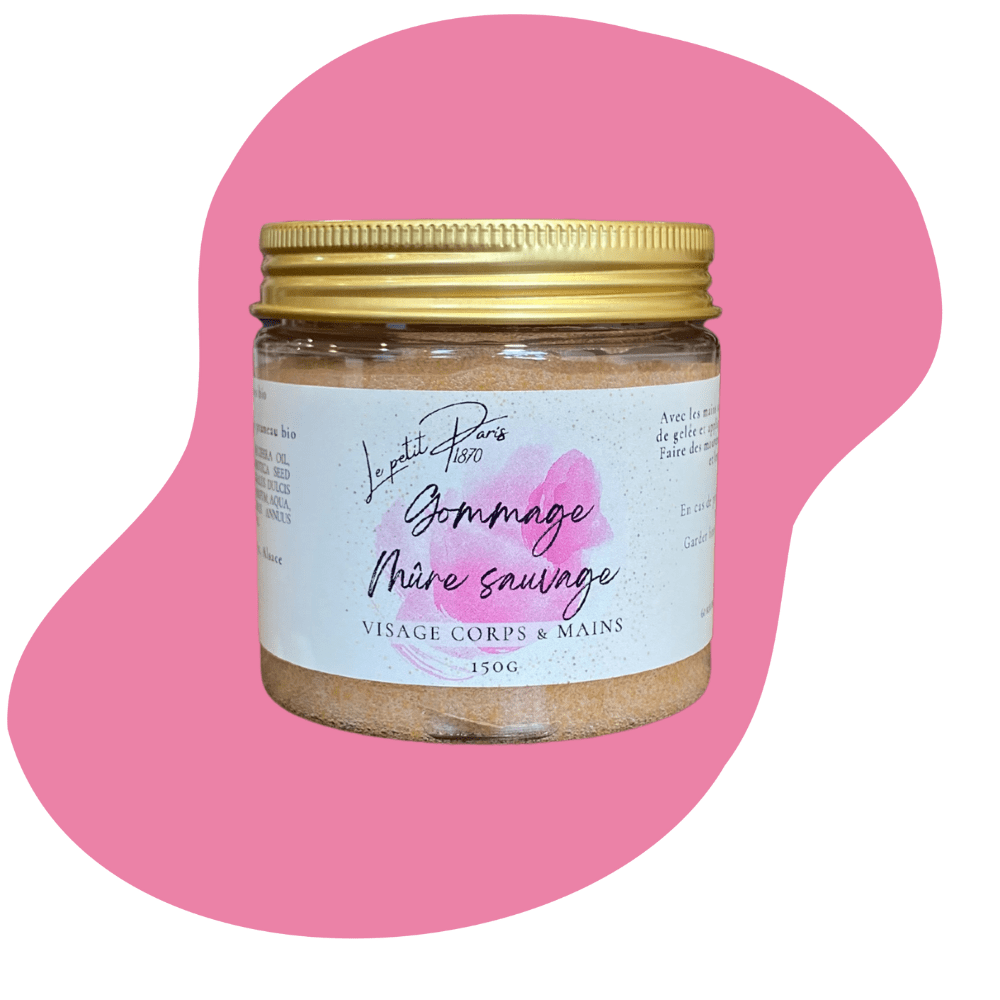Gommage Mûre formulé pour hydrater et exfolier la peau sans laisser de film gras. Sa fragrance fruitée offre une expérience apaisante et parfumée. Produit proposé par Savon Petit Paris.