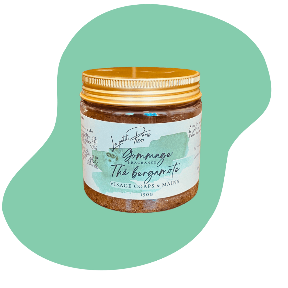 Gommage Thé bergamote formulé pour hydrater et exfolier la peau sans laisser de film gras. Sa fragrance fruitée offre une expérience apaisante et parfumée. Produit proposé par Savon Petit Paris.